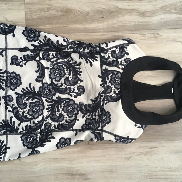 lululemon athletica B&W Lace Scoop Neck Tank - Picture 4 of 4